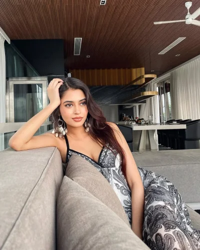 Pallavi Student photo 4, indian, slim, black hair, 168 cm, 51 kg, Medium bust, Hong Kong