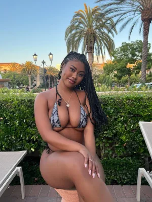 Miss Jasmine photo 1, middle eastern, curvy, black hair, 171 cm, 78 kg, Hong Kong