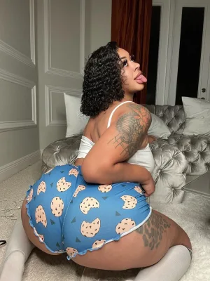 Kaylax photo 1, latino, curvy, black hair, 170 cm, 80 kg, Hong Kong