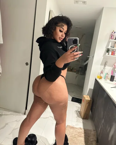 Kaylax photo 5, latino, curvy, black hair, 170 cm, 80 kg, Hong Kong