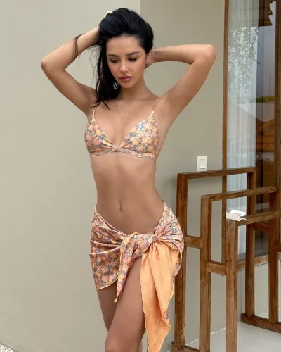 Irina photo 3, european, slim, black hair, 166 cm, 49 kg, Hong Kong