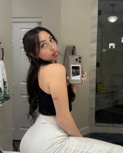 Maria photo 4, european, petite, black hair, 156 cm, 57 kg, Hong Kong