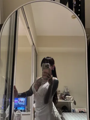 Kim photo 1, european, petite, black hair, 149 cm, 40 kg, Hong Kong