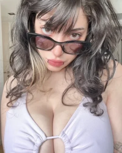 Lauren Darlene photo 4, european, slim, black hair, 175 cm, 58 kg, Hong Kong
