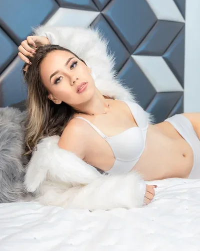 Emily photo 2, european, athletic, brunette, 164 cm, 56 kg, Hong Kong