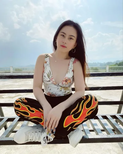 Natasya photo 3, asian, slim, black hair, 164 cm, 49 kg, Hong Kong
