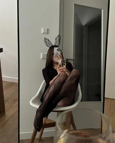 Shirley photo 2, european, average, black hair, 167 cm, 65 kg, Hong Kong