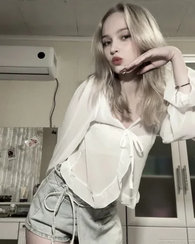 Alyx photo 1, european, slim, blonde hair, 168 cm, 52 kg, Hong Kong