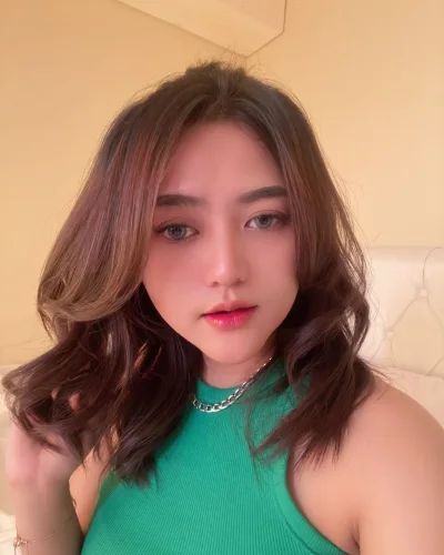 Winter photo 7, asian, slim, brunette, 167 cm, 50 kg, Hong Kong