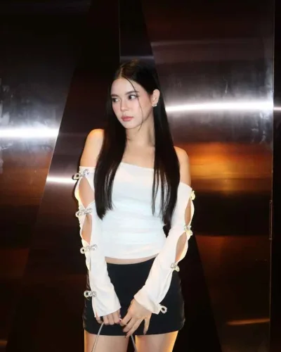 Justine photo 3, asian, slim, black hair, 165 cm, 49 kg, Hong Kong