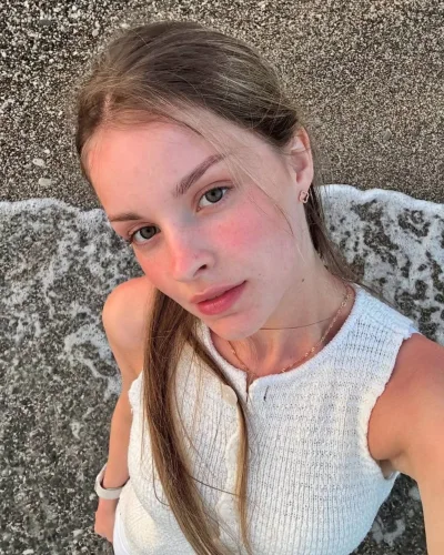 Dee photo 2, middle eastern, slim, brunette, 165 cm, 51 kg, Hong Kong