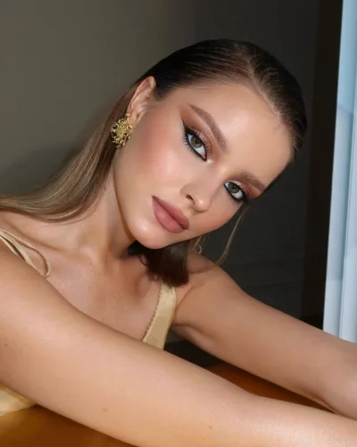 Dee photo 8, middle eastern, slim, brunette, 165 cm, 51 kg, Hong Kong