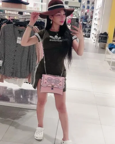 Salma photo 19, asian, petite, brunette, 152 cm, 45 kg, Medium bust, Hong Kong