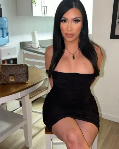 Catalina photo 8, latino, athletic, black hair, 184 cm, 77 kg, Large bust, Hong Kong