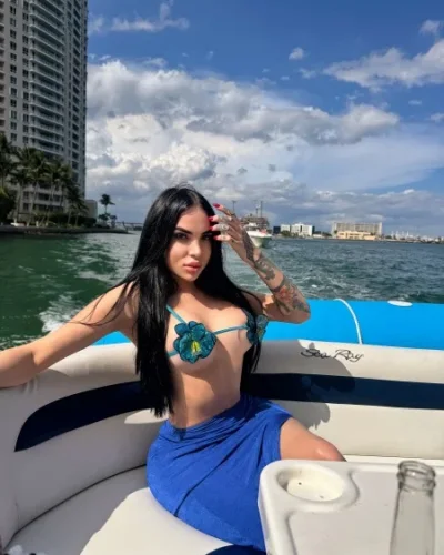 Brenda photo 2, latino, curvy, black hair, 167 cm, 77 kg, Medium bust, Hong Kong