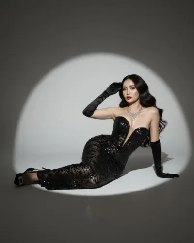 Angelina photo 1, asian, average, black hair, 163 cm, 55 kg, Medium bust, Hong Kong