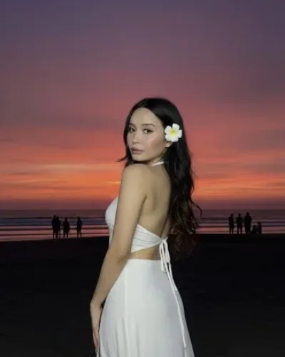 Angelina photo 10, asian, average, black hair, 163 cm, 55 kg, Medium bust, Hong Kong