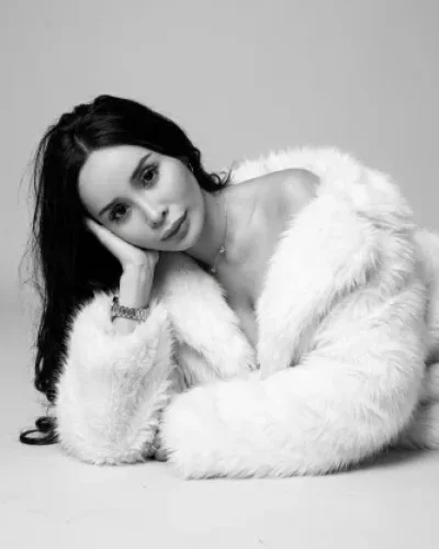 Angelina photo 2, asian, average, black hair, 163 cm, 55 kg, Medium bust, Hong Kong