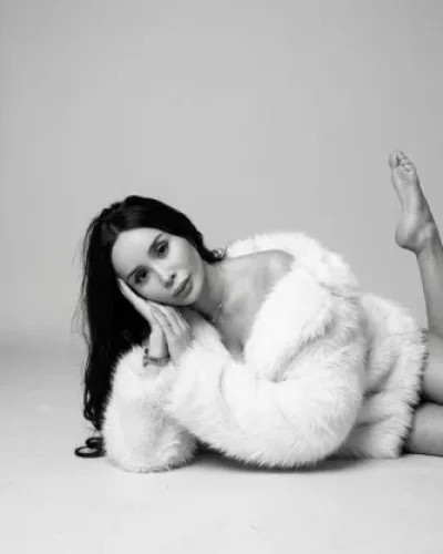 Angelina photo 3, asian, average, black hair, 163 cm, 55 kg, Medium bust, Hong Kong