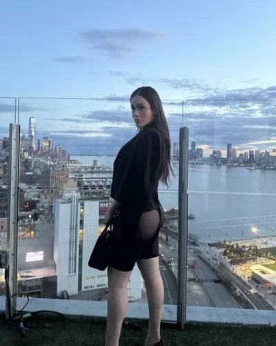 Emiliana photo 60, european, athletic, black hair, 170 cm, 68 kg, Large bust, Hong Kong