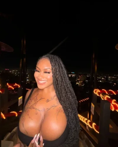 Naomi photo 12, mixed, curvy, black hair, 164 cm, 81 kg, Large bust, Hong Kong