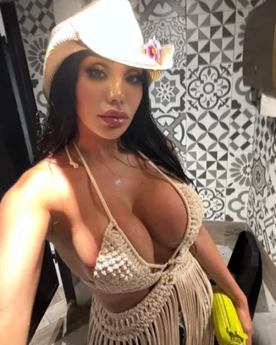 Berenice photo 43, latino, average, black hair, 174 cm, 63 kg, Large bust, Hong Kong
