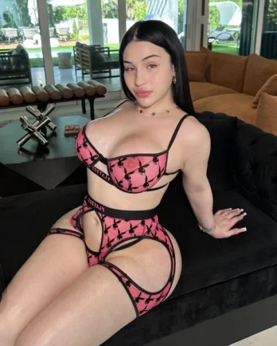 Desiree photo 51, european, curvy, black hair, 158 cm, 72 kg, Large bust, Hong Kong