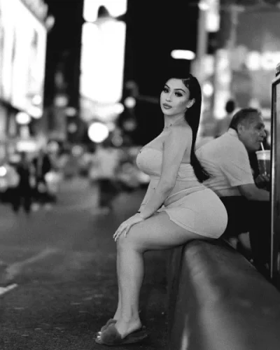 Desiree photo 6, european, curvy, black hair, 158 cm, 72 kg, Large bust, Hong Kong