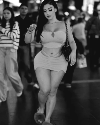 Desiree photo 8, european, curvy, black hair, 158 cm, 72 kg, Large bust, Hong Kong