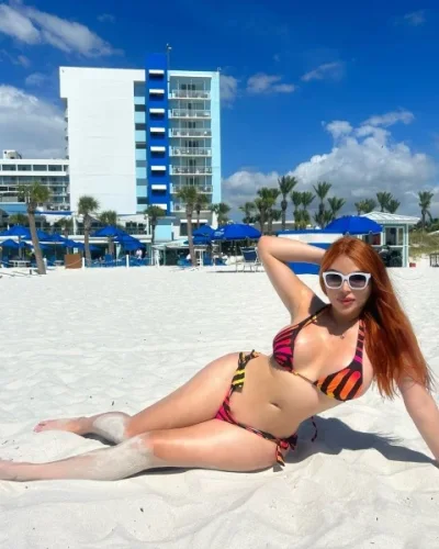 Thalia photo 8, latino, curvy, auburn hair, 170 cm, 74 kg, Medium bust, Hong Kong