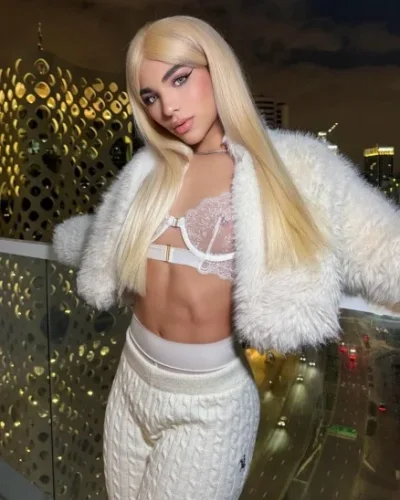 Yvonne photo 2, latino, slim, blonde hair, 180 cm, 61 kg, Small bust, Hong Kong
