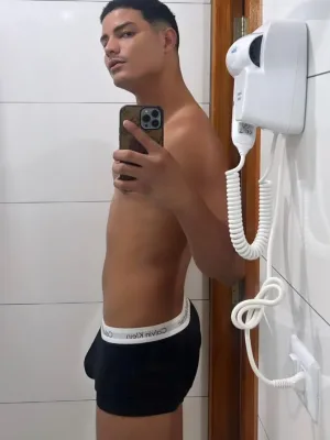 Calvin photo 1, latino, athletic, black hair, 185 cm, 83 kg, Hong Kong