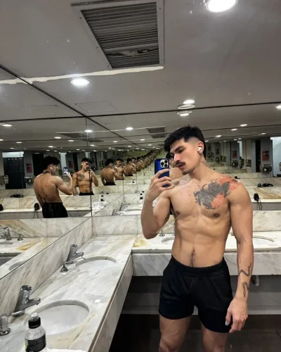 Donato photo 54, latino, athletic, black hair, 183 cm, 79 kg, Hong Kong