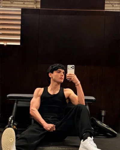 Cassius photo 12, european, slim, brunette, 183 cm, 61 kg, Hong Kong