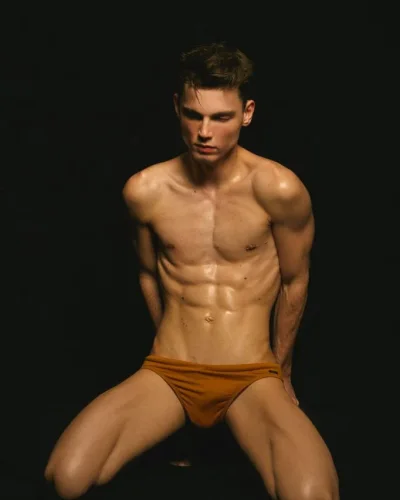 Cassius photo 4, european, slim, brunette, 183 cm, 61 kg, Hong Kong