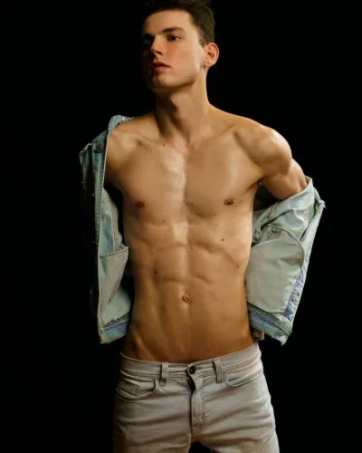 Cassius photo 8, european, slim, brunette, 183 cm, 61 kg, Hong Kong