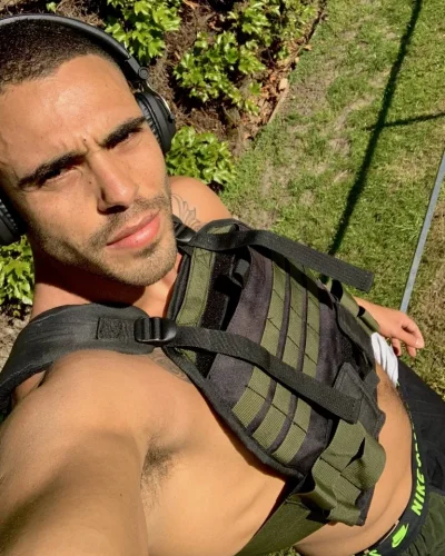 Roberto photo 12, latino, curvy, black hair, 183 cm, 93 kg, Hong Kong