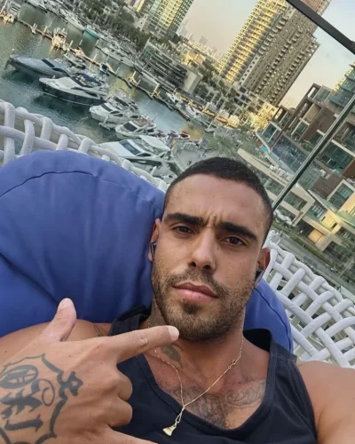 Roberto photo 19, latino, curvy, black hair, 183 cm, 93 kg, Hong Kong