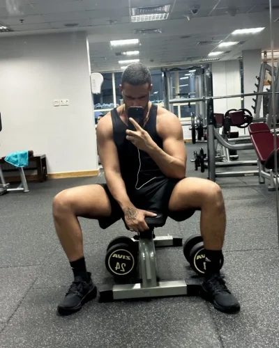 Roberto photo 25, latino, curvy, black hair, 183 cm, 93 kg, Hong Kong