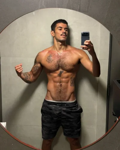 August photo 11, latino, curvy, black hair, 190 cm, 93 kg, Hong Kong