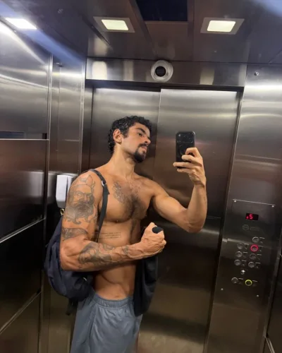August photo 8, latino, curvy, black hair, 190 cm, 93 kg, Hong Kong