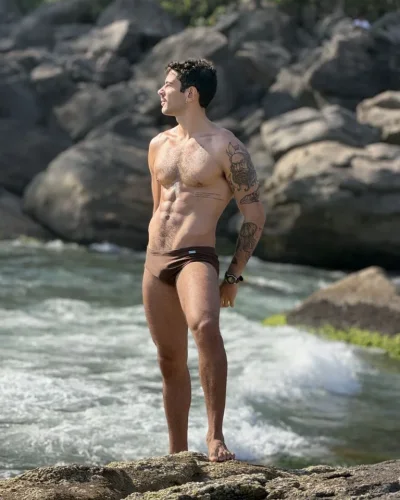 August photo 9, latino, curvy, black hair, 190 cm, 93 kg, Hong Kong