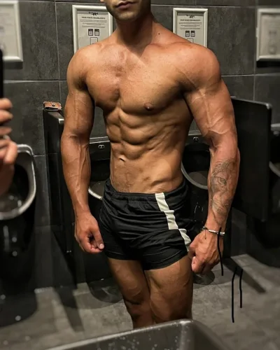 Vendome photo 7, european, curvy, black hair, 188 cm, 90 kg, Hong Kong