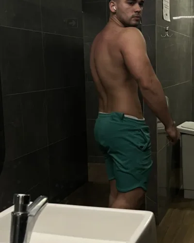 Harold photo 3, latino, curvy, black hair, 180 cm, 81 kg, Hong Kong