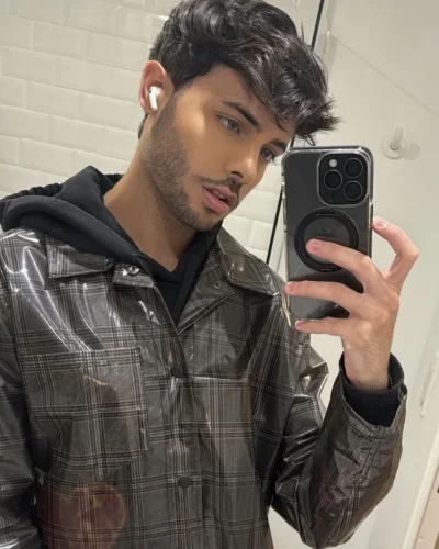 Lucas photo 18, european, slim, black hair, 178 cm, 54 kg, Hong Kong