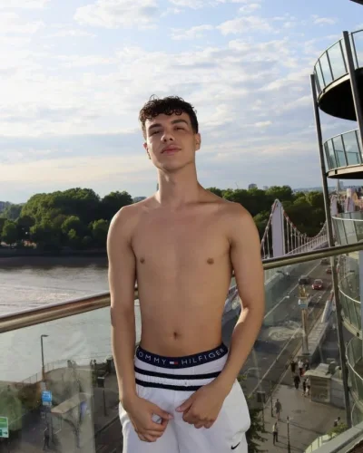 Cedric photo 8, latino, average, black hair, 175 cm, 65 kg, Hong Kong