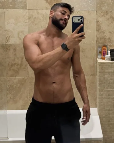 Wellington photo 10, latino, curvy, black hair, 185 cm, 90 kg, Hong Kong