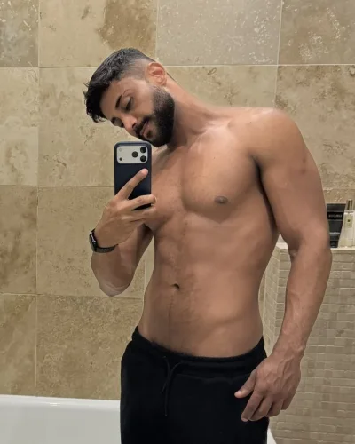 Wellington photo 11, latino, curvy, black hair, 185 cm, 90 kg, Hong Kong