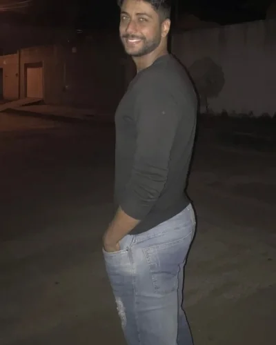 Wellington photo 4, latino, curvy, black hair, 185 cm, 90 kg, Hong Kong