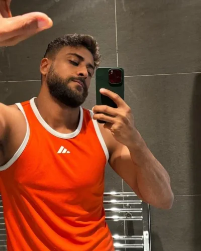 Wellington photo 5, latino, curvy, black hair, 185 cm, 90 kg, Hong Kong